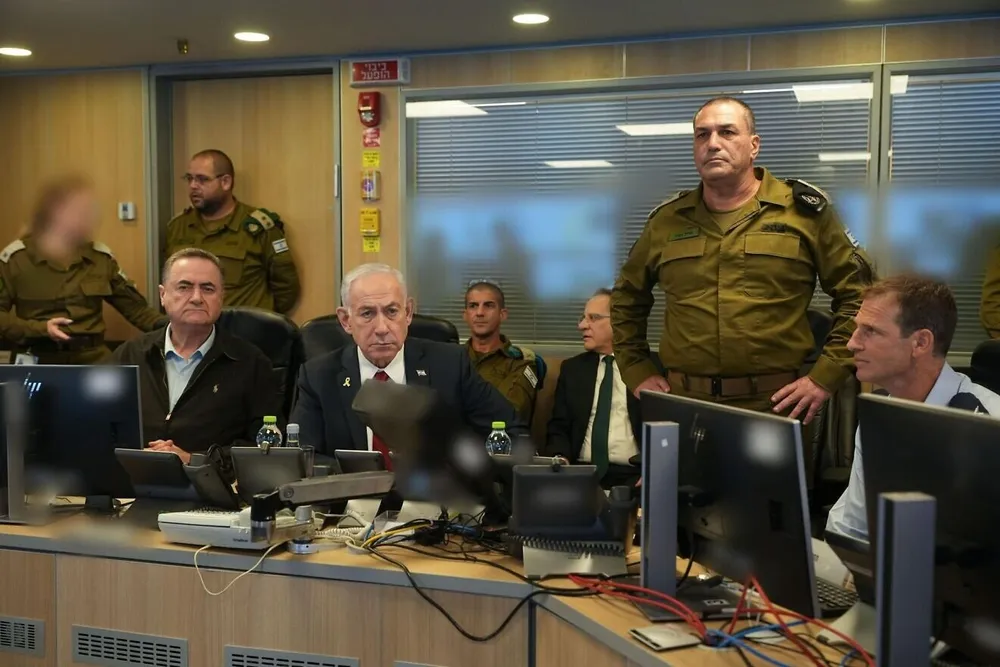 Từ trái sang, Bộ trưởng Quốc phòng Israel Katz, Thủ tướng Benjamin Netanyahu và Tổng tham mưu trưởng IDF theo dõi cuộc tấn công vào các mục tiêu của Houthi ở Yemen tại trụ sở quân sự Kirya ở Tel Aviv, ngày 24 -8. Ảnh : Bộ Quốc phòng Israel Netanyahu-Katz-and-Zamir-watch-the-attack-on-Yemen-from-the-pit-at-the-Kirya-1320x880.jpeg