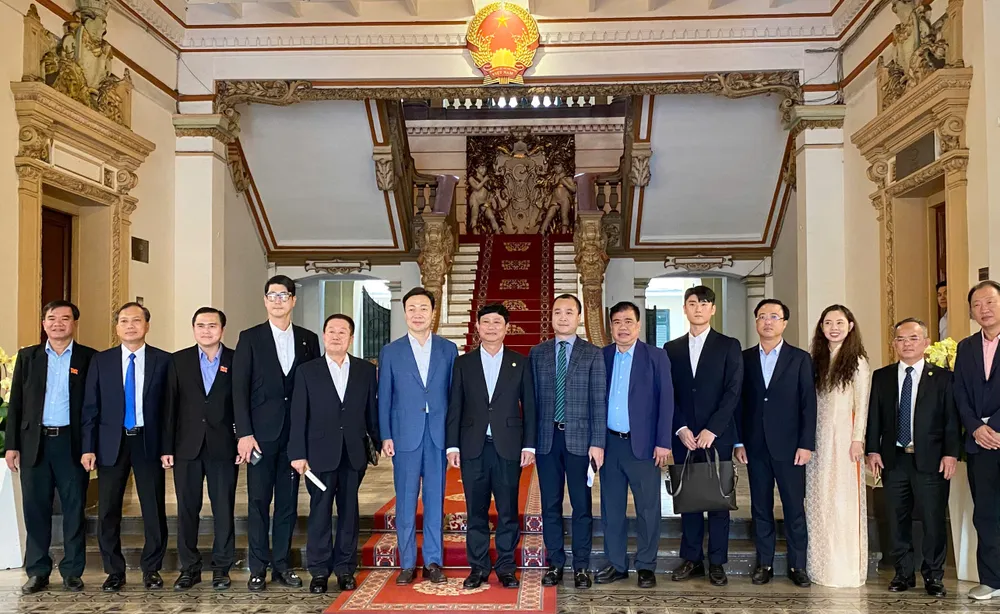 Đoàn đại biểu hai bên chụp hình lưu niệm sau buổi làm việc. Ảnh: XUÂN HẠNH z6947324430211_d48137e58b9f2c0a32e54dc34c140768.jpg