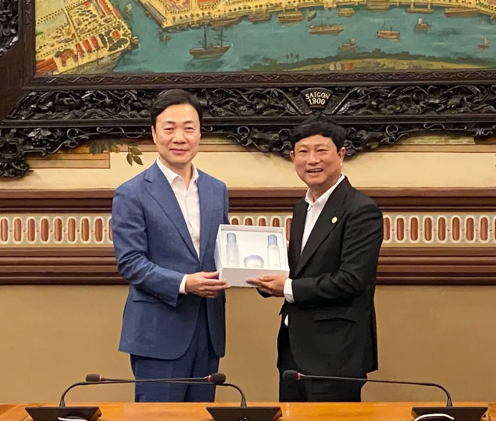 Ông Lee Taek Ku tặng quà lưu niệm đến đồng chí Võ Văn Minh. Ảnh: XUÂN HẠNH z6947324434551_219ad876a3ca5bc5e1804a5c36e0bd09.jpg