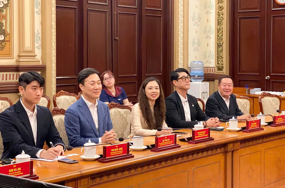Ông Lee Taek Ku phát biểu tại buổi làm việc. Ảnh : XUÂN HẠNH z6947324437852_63780111f46805e75d78f8e56863d813.jpg
