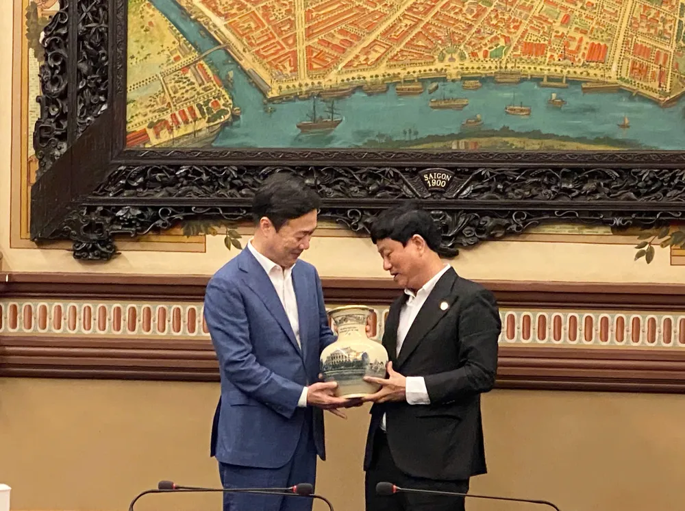 Đồng chí Võ Văn Minh tặng quà lưu niệm đến ông Lee Taek Ku. Ảnh: XUÂN HẠNH z6947324441665_8a5f383d820e59b7124cb0dffc787613.jpg