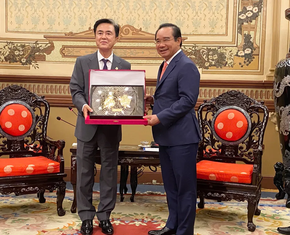 Thống đốc Taeheum Kim tặng quà lưu niệm đến đồng chí Nguyễn Văn Được. Ảnh: XUÂN HẠNH z6951255296626_1a805cdf2e1096e4f5506bcc7a344f7f.jpg