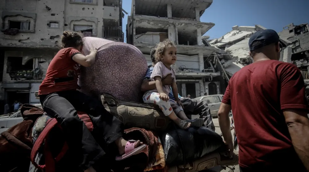 Người Palestine chạy trốn khỏi các khu phố phía Đông Bắc của thành phố Gaza sau khi Israel tăng cường các cuộc tấn công. Ảnh: AA Screenshot 2025-08-30 at 13.45.56.png