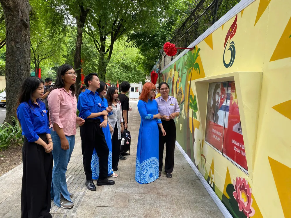 Sinh viên Trường ĐH Mỹ Thuật - những người đã tham gia tạo nên bức tranh tường đặc biệt này. Ảnh: XUÂN HẠNH z6982769084772_b1f69b91cc2d00a6745562a65029447e.jpg