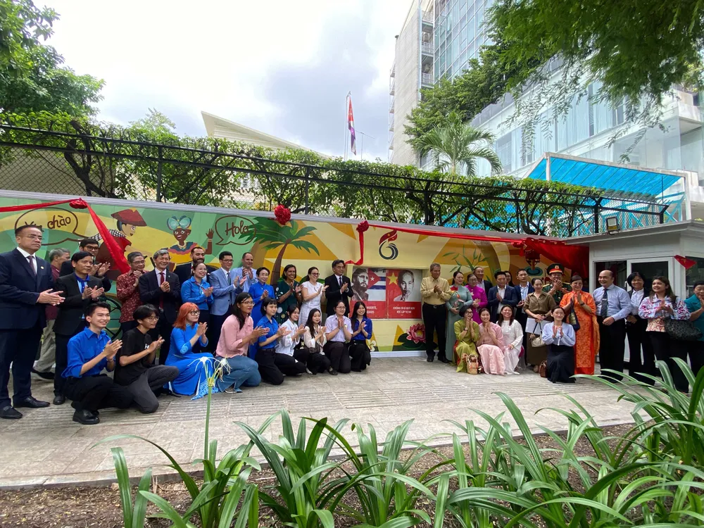 Đại biểu tham dự lễ khánh thành chụp ảnh lưu niệm. Ảnh: XUÂN HẠNH z6982769094943_761b34ad16786994ed5b4813a52a895c.jpg