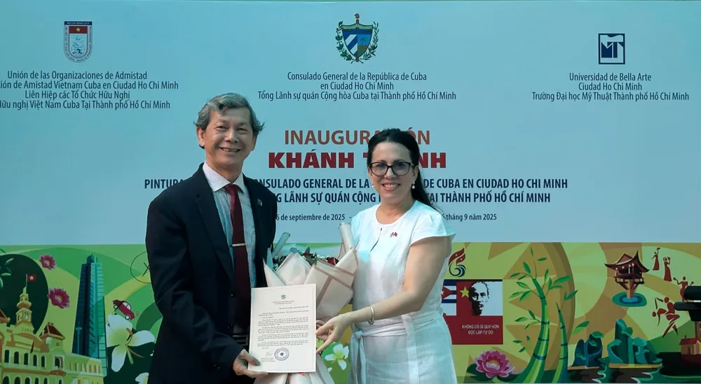 Bà Ariadne Feo Labrada trao thư cảm ơn sinh viên Trường ĐH Mỹ thuật đến PGS. TS Nguyễn Văn Minh - hiệu trưởng nhà trường. Ảnh : XUÂN HẠNH z6982769119742_7e63bb898d38f2aba6e2bf1491b28093.jpg