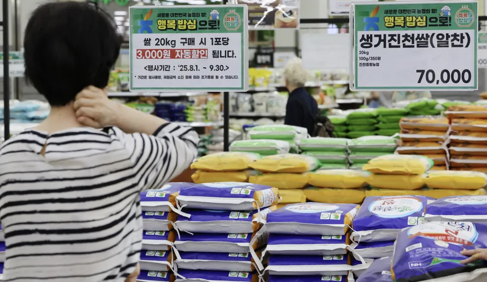 Giá bán lẻ trung bình của một bao gạo 20 kg đã vượt ngưỡng tâm lý 60.000 won. Ảnh: Yonhap
