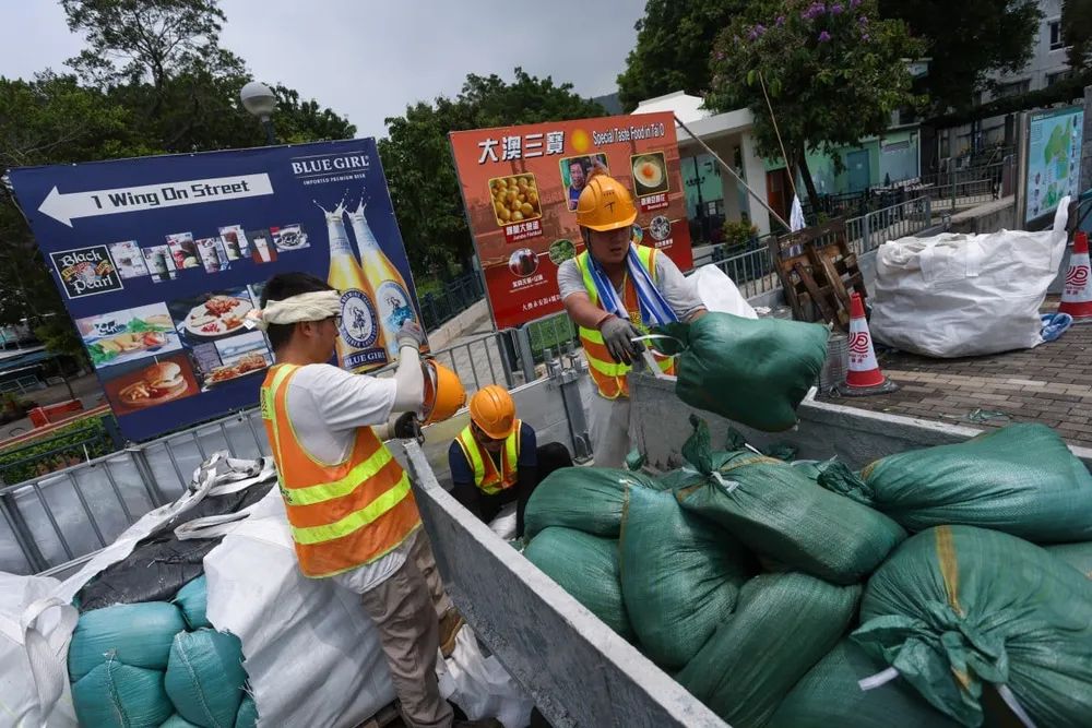 Gia cố chuẩn bị ứng phó với bão Ragasa tại Tai O, một trong những khu vực dễ bị lũ lụt nhất của Hong Kong. Ảnh: SCMP