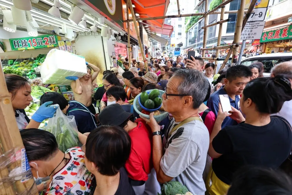 Người dân Hong Kong đổ xô đi mua sắm nhu yếu phẩm khi siêu bão Ragasa đang tới gần. Ảnh: SCMP c858a0da-ff2c-44f7-89cb-2a072c0bbc13_53dff486.jpg
