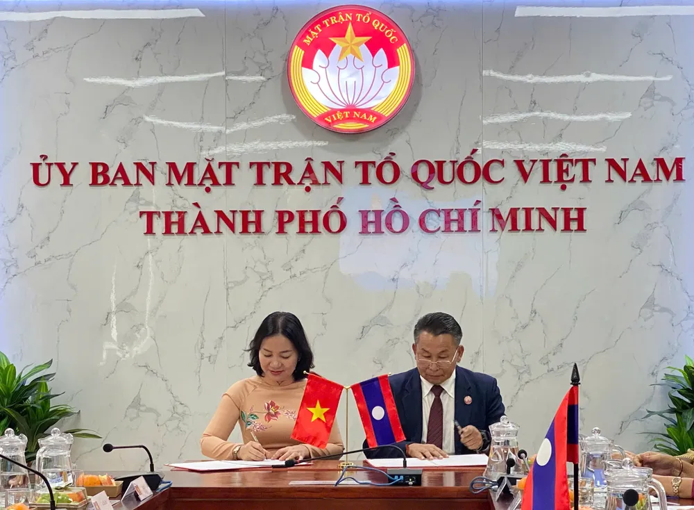 Đồng chí Trương Thị Bích Hạnh và đồng chí Somchay Xiongchongteng ký Bản ghi nhớ về hợp tác giai đoạn 2025 – 2030. Ảnh: XUÂN HẠNH