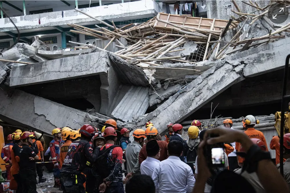 Hiện trường vụ sập trường nội trú Al Khoziny. Ảnh; GETTY IMAGES Screenshot 2025-10-02 at 16.15.09.png
