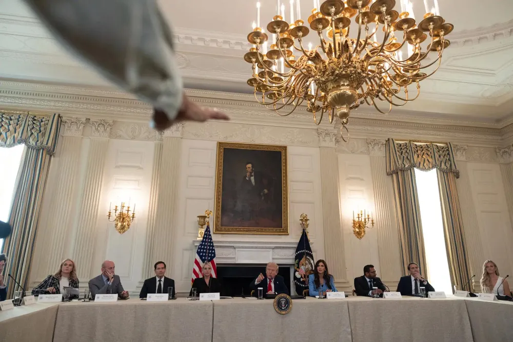Tổng thống Donald Trump triệu tập một cuộc họp ở Nhà Trắng vào tối ngày 8-9. Ảnh : The New York Times 08trump-news-header-pbgq-superJumbo.jpg