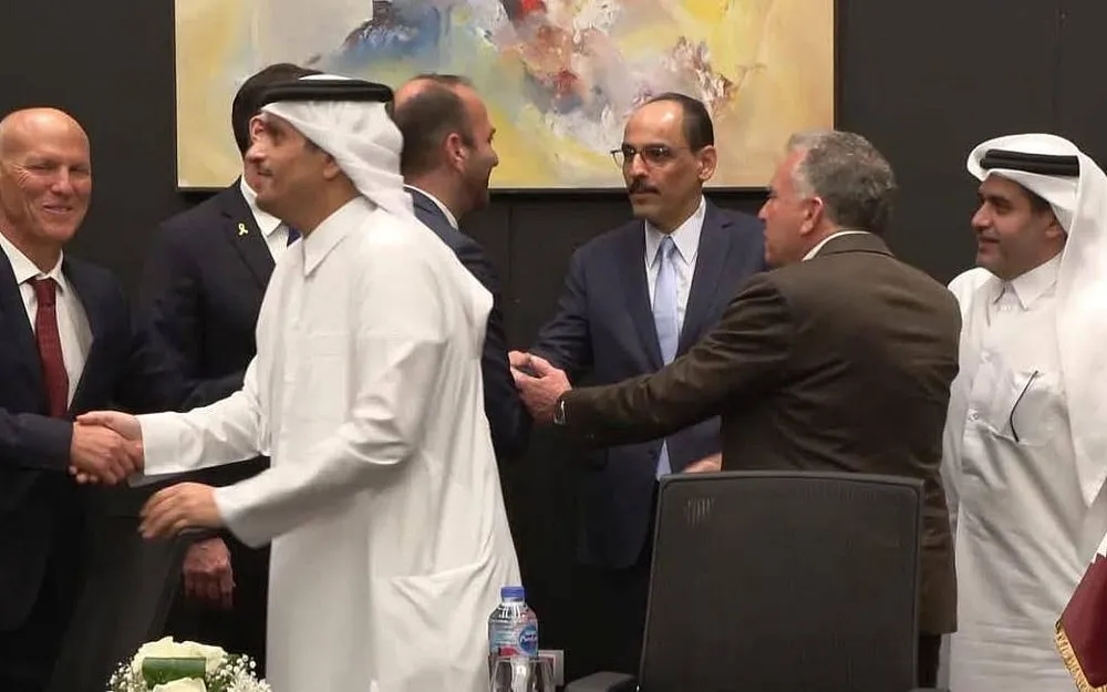 Các nhà đàm phán bớt căng thẳng sau khi Israel và Hamas đạt được thỏa thuận tại Sharm el-Sheikh, rạng sáng ngày 9 - 10. Ảnh : Telegram G2xZE0bX0AAgl9e-1024x640.jpeg