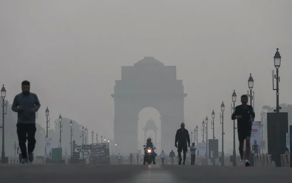 Thủ đô Delhi chìm trong khói bụi độc hại. Ảnh: EPA