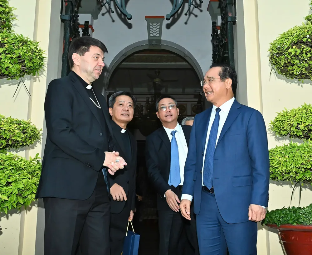 Đồng chí Nguyễn Văn Được, Ủy viên Trung ương Đảng, Phó Bí thư Thành ủy, Chủ tịch UBND TPHCM tiếp Tổng giám mục Marek Zalewski - Đại sứ Vatican tại Singapore kiêm Đại diện của Tòa Thánh Vatican thường trú tại Việt Nam - đến thăm và làm việc. Ảnh : VIỆT DŨNG