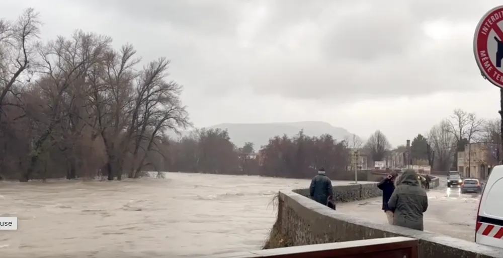 Mực nước dâng cao của sông Herault chảy xiết qua thị trấn Laroque của Pháp. Ảnh : MSN