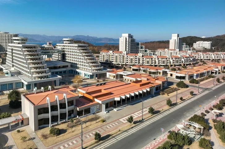 Các khách sạn đang mọc lên tại khu du lịch ven biển Galma mới hoàn thành ở Wonsan, Triều Tiên. Ảnh: Korea Times