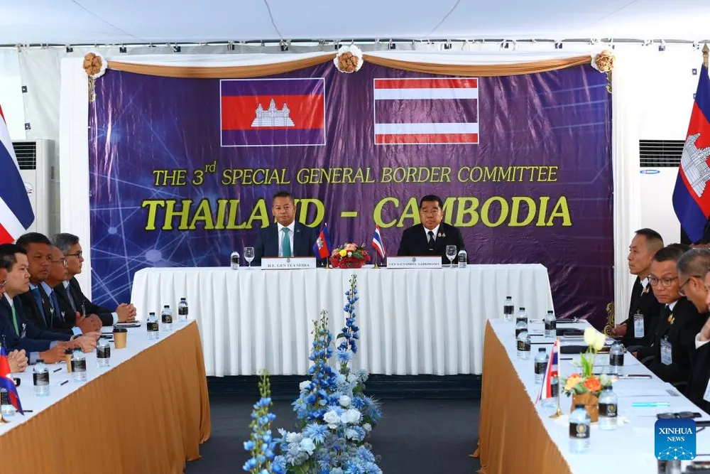 Bộ trưởng Quốc phòng Thái Lan Natthapon Nakpanich (phải) và Phó Thủ tướng kiêm Bộ trưởng Quốc phòng Campuchia Tea Seiha ký kết thỏa thuận ngừng bắn. Ảnh: Xinhua/Sun Weitong