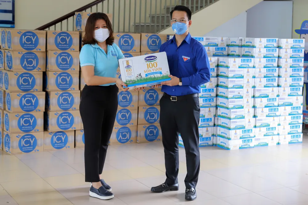 Đại diện Vinamilk trao tận tay sản phẩm đến Thành Đoàn Đà Nẵng, đơn vị được phân công tiếp nhận và phân bổ các sản phẩm về các khu cách ly tại địa phương