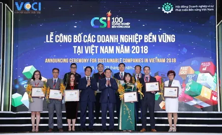 Ông Nguyễn Chí Cường, Giám đốc Nhà máy Sữa Tiên Sơn (hàng trên, thứ 2 từ phải sang) đại diện Vinamilk tham dự Lễ công bố Doanh nghiệp bền vững tại Việt Nam