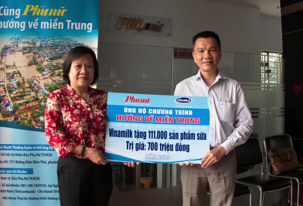 Ông Nguyễn Trung, Chủ tịch Công đoàn Công ty Vinamilk trao bảng tượng trưng 111.000 sản phẩm dinh dưỡng ủng hộ đồng bào miền Trung