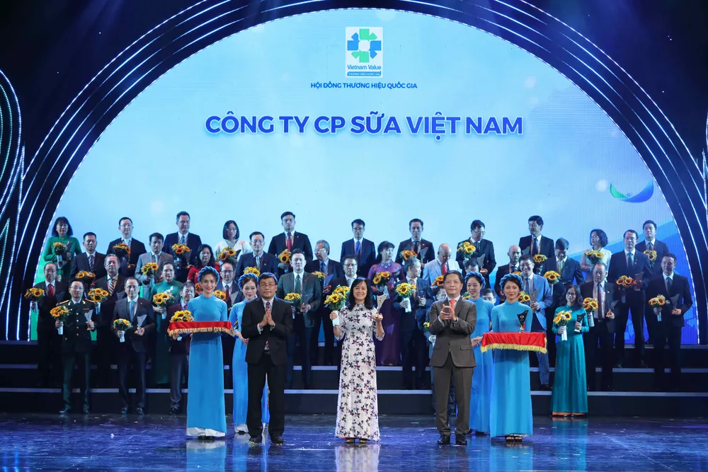 Bà Nguyễn Thị Minh Tâm, Giám đốc Chi nhánh Vinamilk Hà Nội đại diện nhận biểu trưng tại lễ công bố