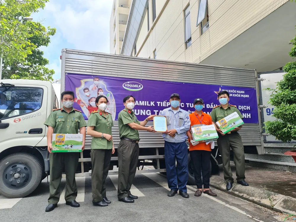 Vinamilk tiếp sức cho lực lượng tuyến đầu chống dịch ảnh 2 Vinamilk tiếp sức cho lực lượng tuyến đầu chống dịch ảnh 2