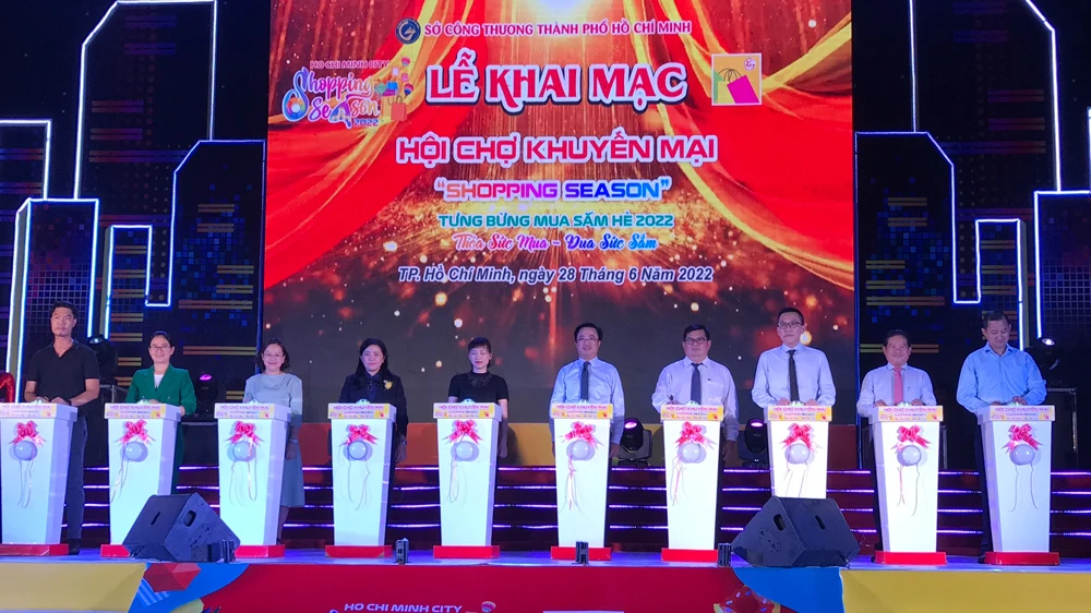 Các đại biểu nhấn nút khai mạc Hội chợ khuyến mại Shopping Season 2022. Ảnh: MINH XUÂN