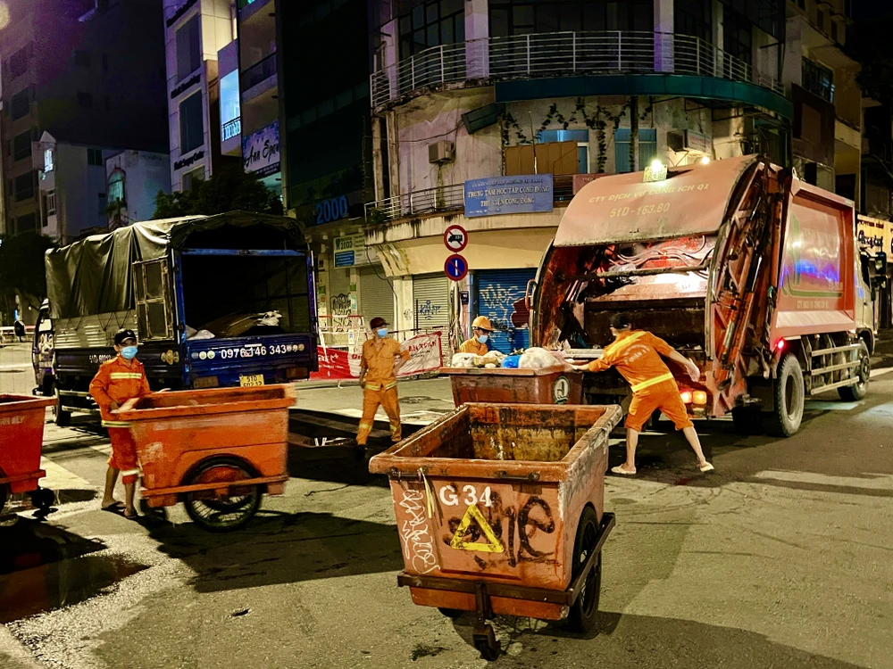 Thu gom rác trên địa bàn TPHCM. Ảnh: HOÀNG HÙNG