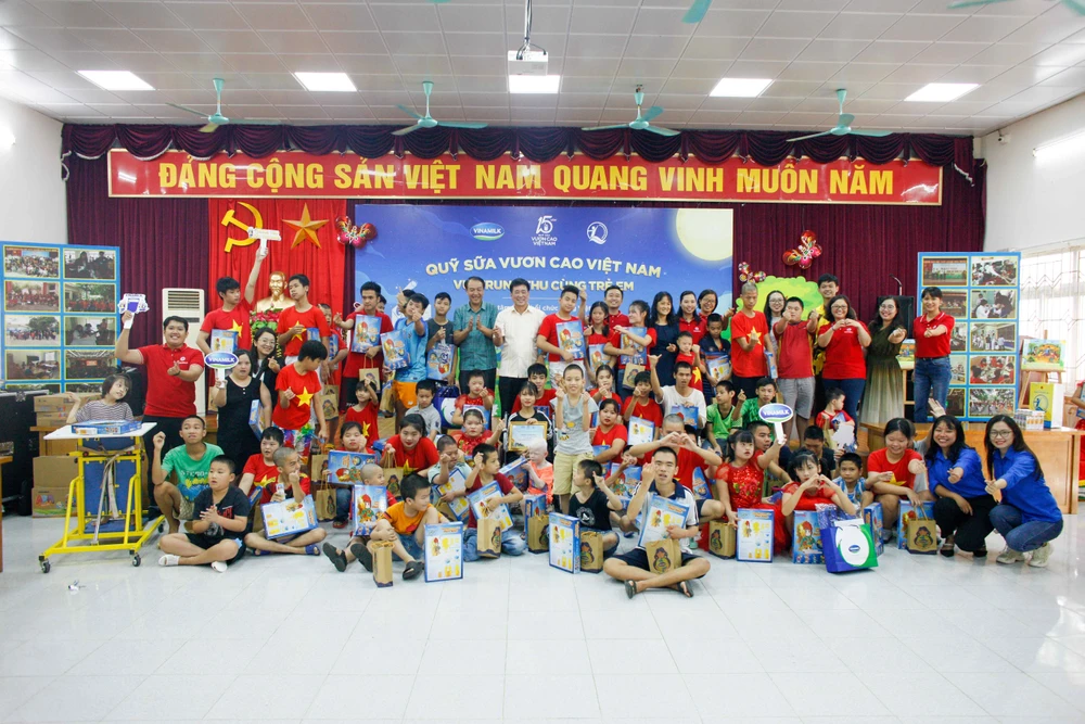 Mang trung thu “ấm” đến với trẻ em có hoàn cảnh đặc biệt ảnh 2 Mang trung thu “ấm” đến với trẻ em có hoàn cảnh đặc biệt ảnh 2