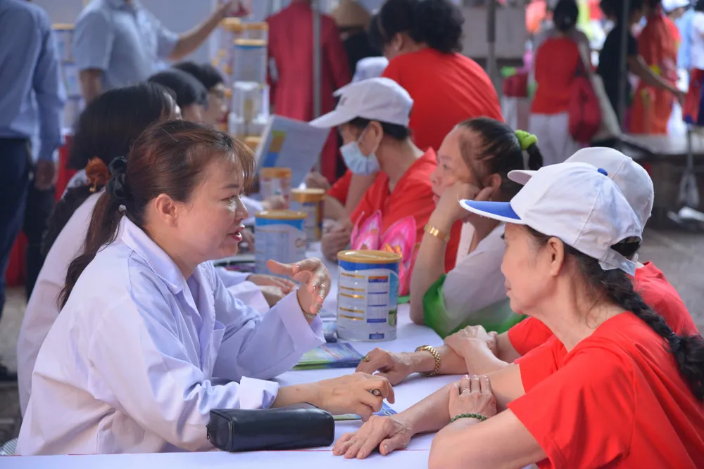 Hơn 2.000 người cao tuổi đồng diễn hưởng ứng Tháng hành động vì người cao tuổi Việt Nam ảnh 2