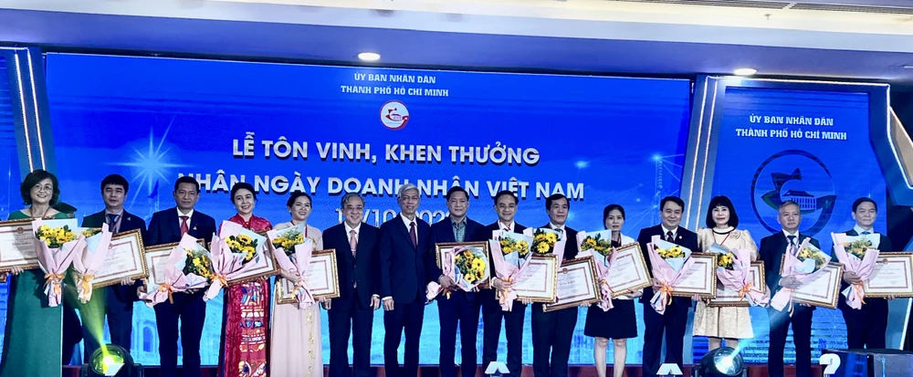 TPHCM tôn vinh 98 doanh nghiệp, doanh nhân tiêu biểu năm 2022 ảnh 1 TPHCM tôn vinh 98 doanh nghiệp, doanh nhân tiêu biểu năm 2022 ảnh 1