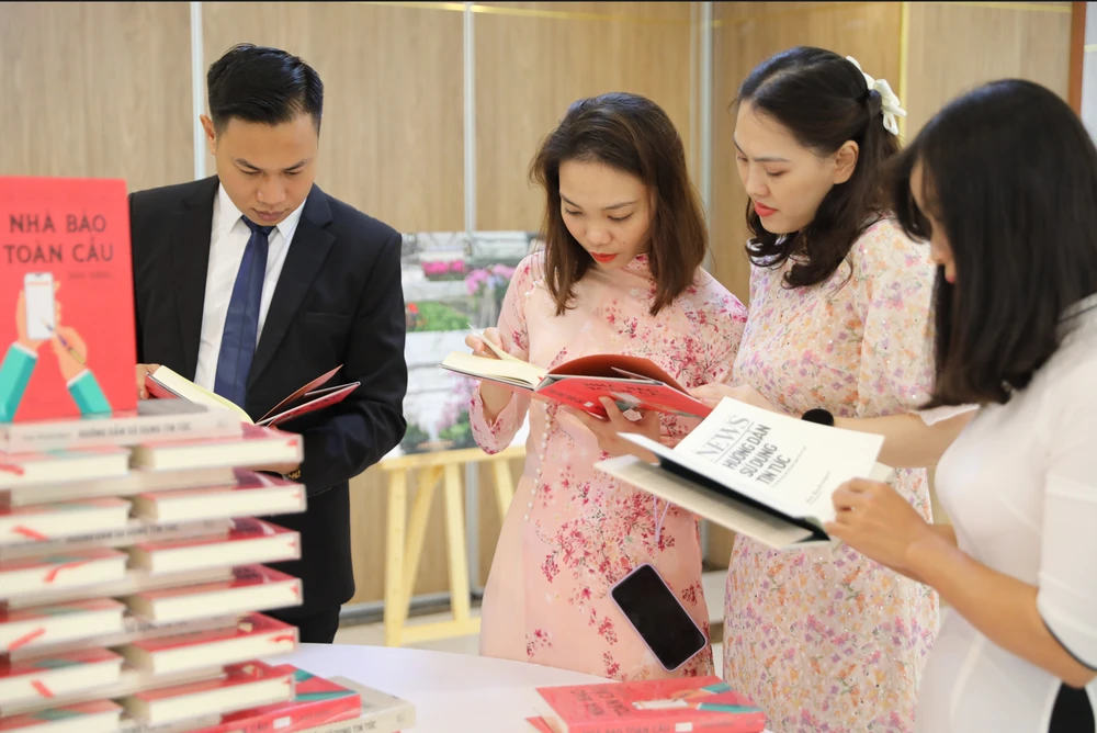 Dự án phát triển báo chí Việt Nam tổ chức ra mắt sách năm 2022 ảnh 1 Dự án phát triển báo chí Việt Nam tổ chức ra mắt sách năm 2022 ảnh 1