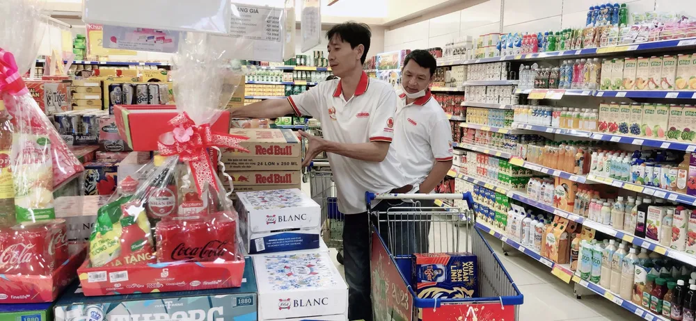 Công nhân Công ty Casumina hào hứng mua sắm tết tại siêu thị Co.op.mart Biên Hòa Công nhân Công ty Casumina hào hứng mua sắm tết tại siêu thị Co.op.mart Biên Hòa