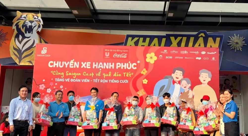 Gần 500 người dân được Saigon Co.op hỗ trợ về quê đón Tết