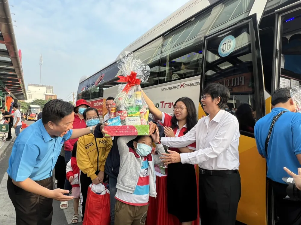 Các gia đình khó khăn ngoài được hỗ trợ miễn phí vé xe còn được Saigon Co.op tặng quà về quê đón tết