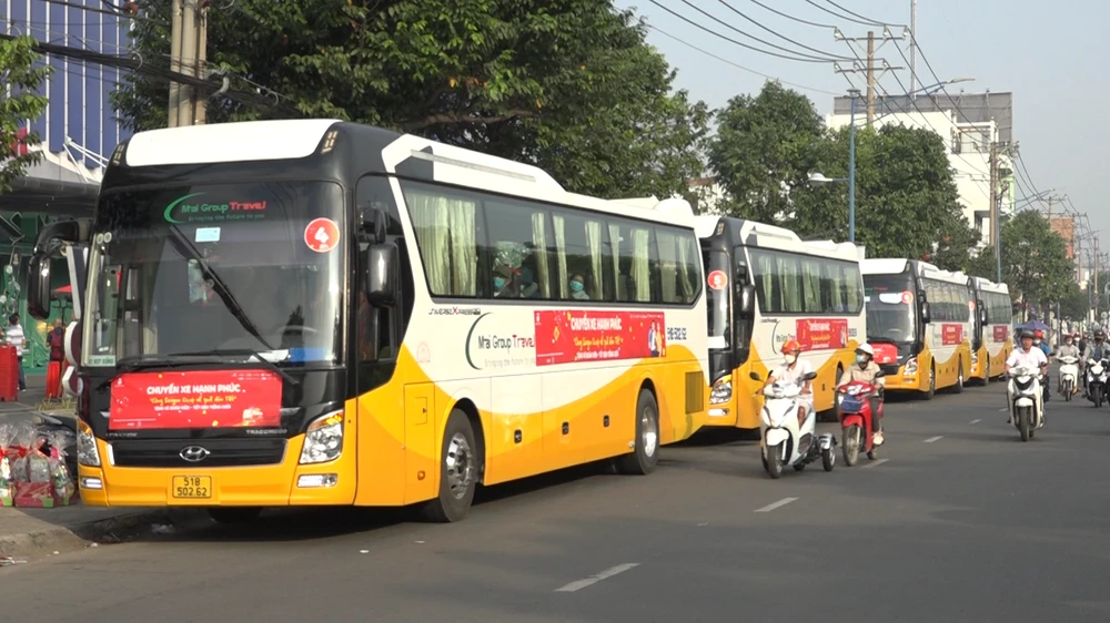 “Chuyến xe hạnh phúc” - Ấm lòng người lao động xa quê