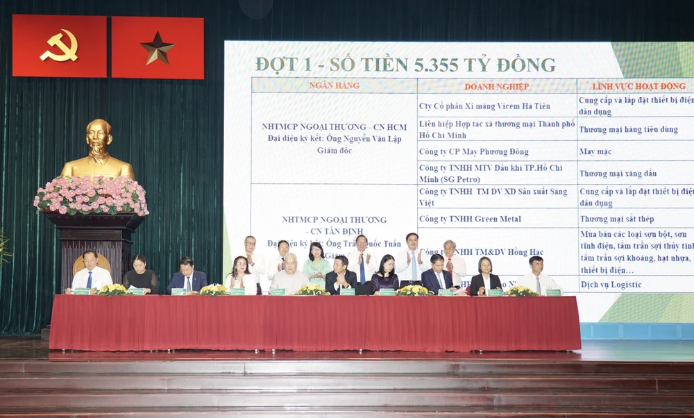 Các ngân hàng ký kết hỗ trợ vốn vay cho các doanh nghiệp. Ảnh: HOÀNG HÙNG