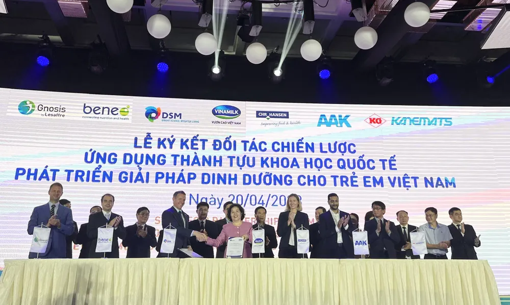 Bà Mai Kiều Liên, Tổng giám đốc Vinamilk (đứng giữa) ký kết đối tác chiến lược với 6 tập đoàn dinh dưỡng hàng đầu thế giới