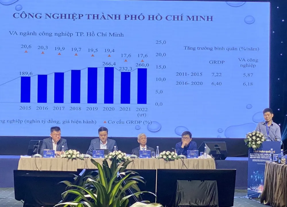Phó Chủ tịch UBND TPHCM Võ Văn Hoan (ngồi, thứ hai từ phải qua) lắng nghe ý kiến đóng góp của chuyên gia kinh tế về định hướng phát triển ngành công nghiệp thành phố