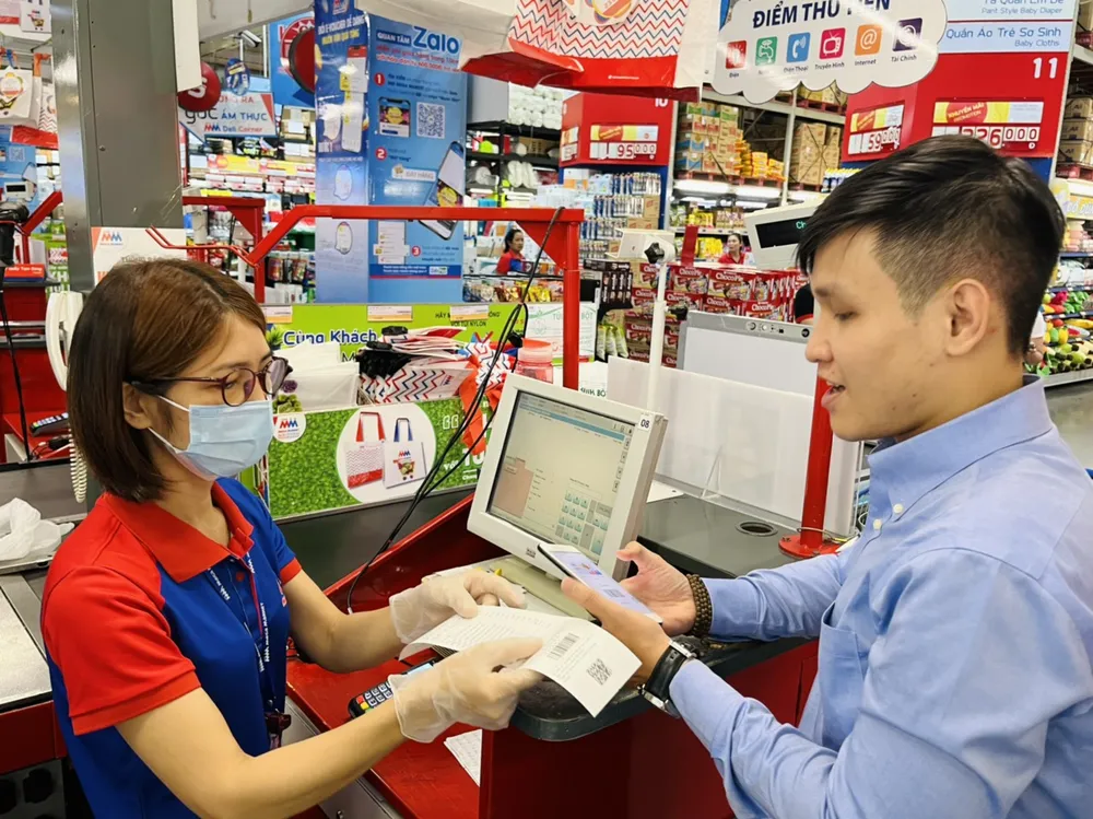Khách hàng trải nghiệm sử dụng E-voucher trên nền tảng UrBox tại hệ thống MM Mega Market