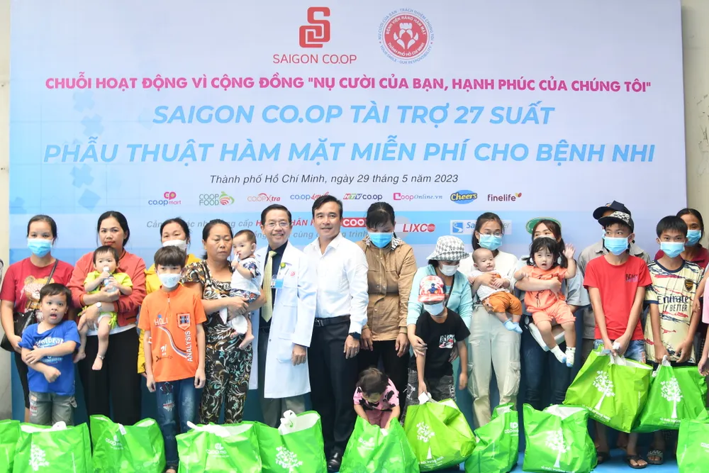 Saigon Co.op đã trao tặng 27 suất phẫu thuật hàm mặt miễn phí và 50 phần quà nhu yếu cho các bệnh nhi
