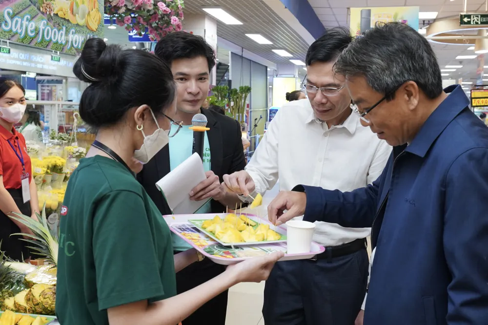 Lãnh đạo Báo SGGP và Saigon Co.op trải nghiệm sử dụng sản phẩm xanh tại siêu thị Co.opmart Lý Thường Kiệt, quận 5. Ảnh: HOÀNG HÙNG