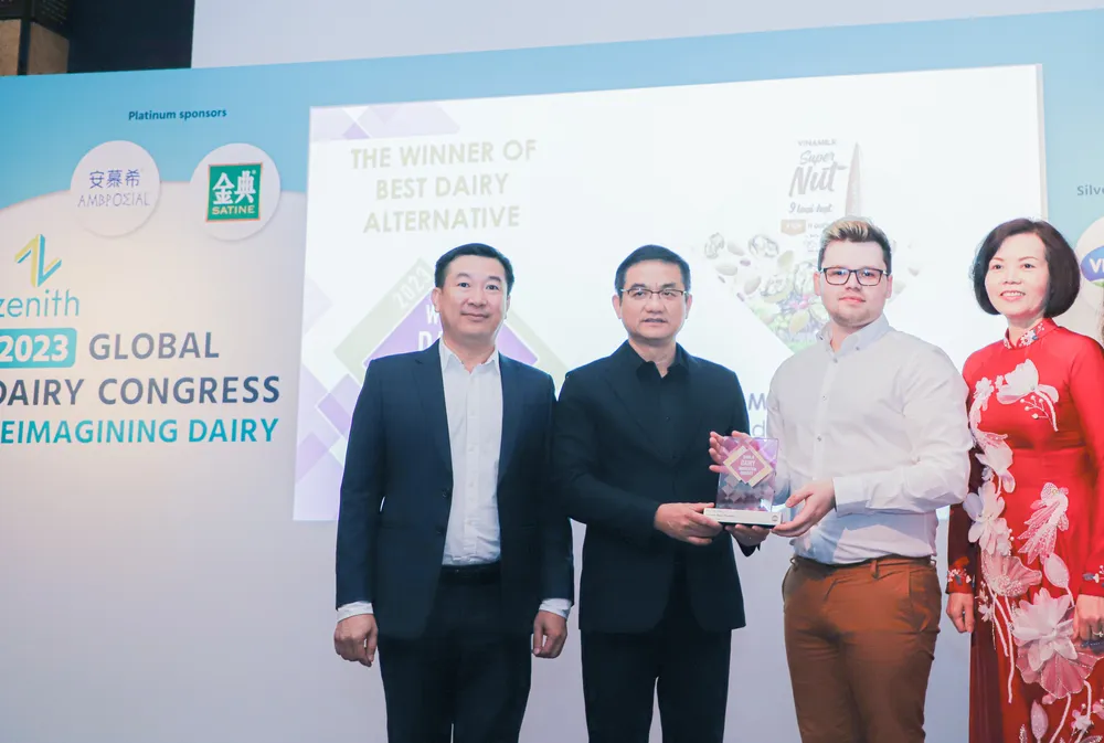 Đại diện Ban tổ chức Giải thưởng The World Dairy Innovation Awards 2023 chúc mừng Vinamilk với giải thưởng dành cho sản phẩm Super Nut từ 9 loại hạt Đại diện Ban tổ chức Giải thưởng The World Dairy Innovation Awards 2023 chúc mừng Vinamilk với giải thưởng dành cho sản phẩm Super Nut từ 9 loại hạt