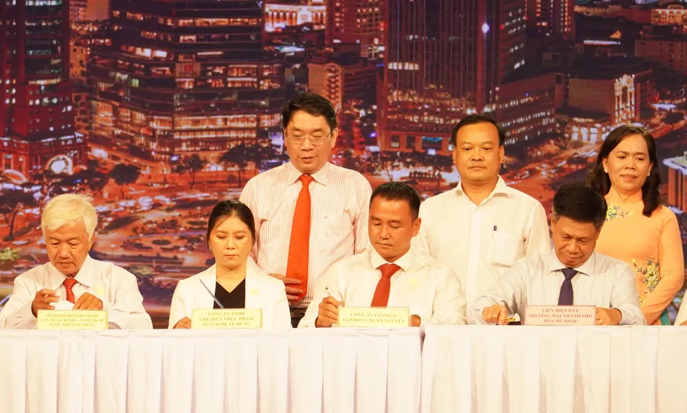 Ông Trần Lâm Hồng, Phó Tổng Giám đốc Saigon Co.op ký kết biên bản ghi nhớ với các doanh nghiệp, hợp tác xã hỗ trợ tiêu thụ các sản phẩm OCOP