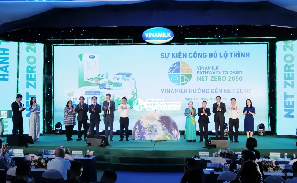 Vinamilk nhận chứng nhận Nhà máy và trang trại đạt trung hòa carbon theo tiêu chuẩn PAS 2060:2014 Vinamilk nhận chứng nhận Nhà máy và trang trại đạt trung hòa carbon theo tiêu chuẩn PAS 2060:2014