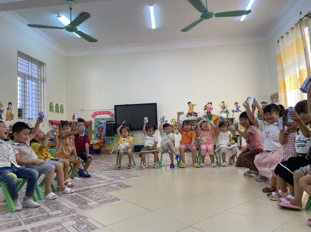 Cô trò Trường Mầm non Đồng Tiến (huyện Cô Tô) vui mừng đón nhận sữa từ Quỹ Sữa đúng ngày khai giảng