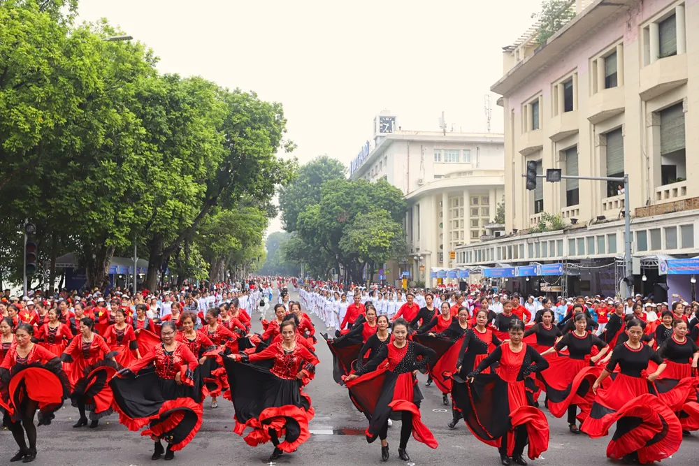 Màn đồng diễn ấn tượng của hơn 2.000 người cao tuổi tại phố đi bộ Hồ Gươm sáng ngày 28-10 Màn đồng diễn ấn tượng của hơn 2.000 người cao tuổi tại phố đi bộ Hồ Gươm sáng ngày 28-10