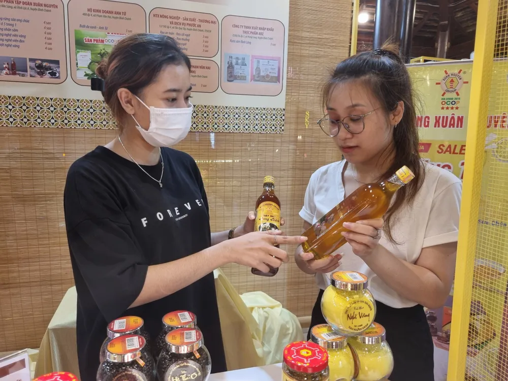 Sản phẩm mật ong rừng sữa ong chúa, mật ong viên nghệ đen, mật ong viên nghệ vàng của Tập đoàn Xuân Nguyên vừa được TPHCM trao chứng nhận OCOP 8c9d1da4247b8f25d66a-7873.jpg