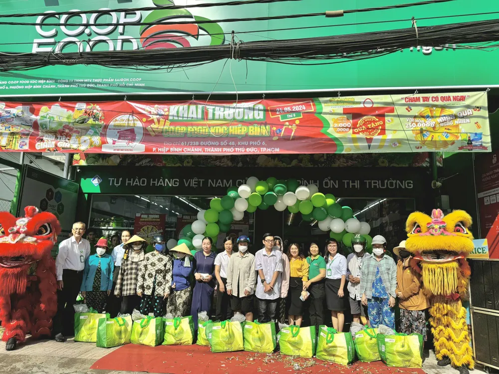Ban lãnh đạo Co.op Food cũng trao tặng 20 phần quà trị giá 300.000 đồng cho 20 bà con có hoàn cảnh khó khăn tại khu vực Trao tặng quà cho bà con có hoàn cảnh khó khăn tại buổi lễ khai trương Co.op Food KDC Hiệp Bình sáng 240524.jpg